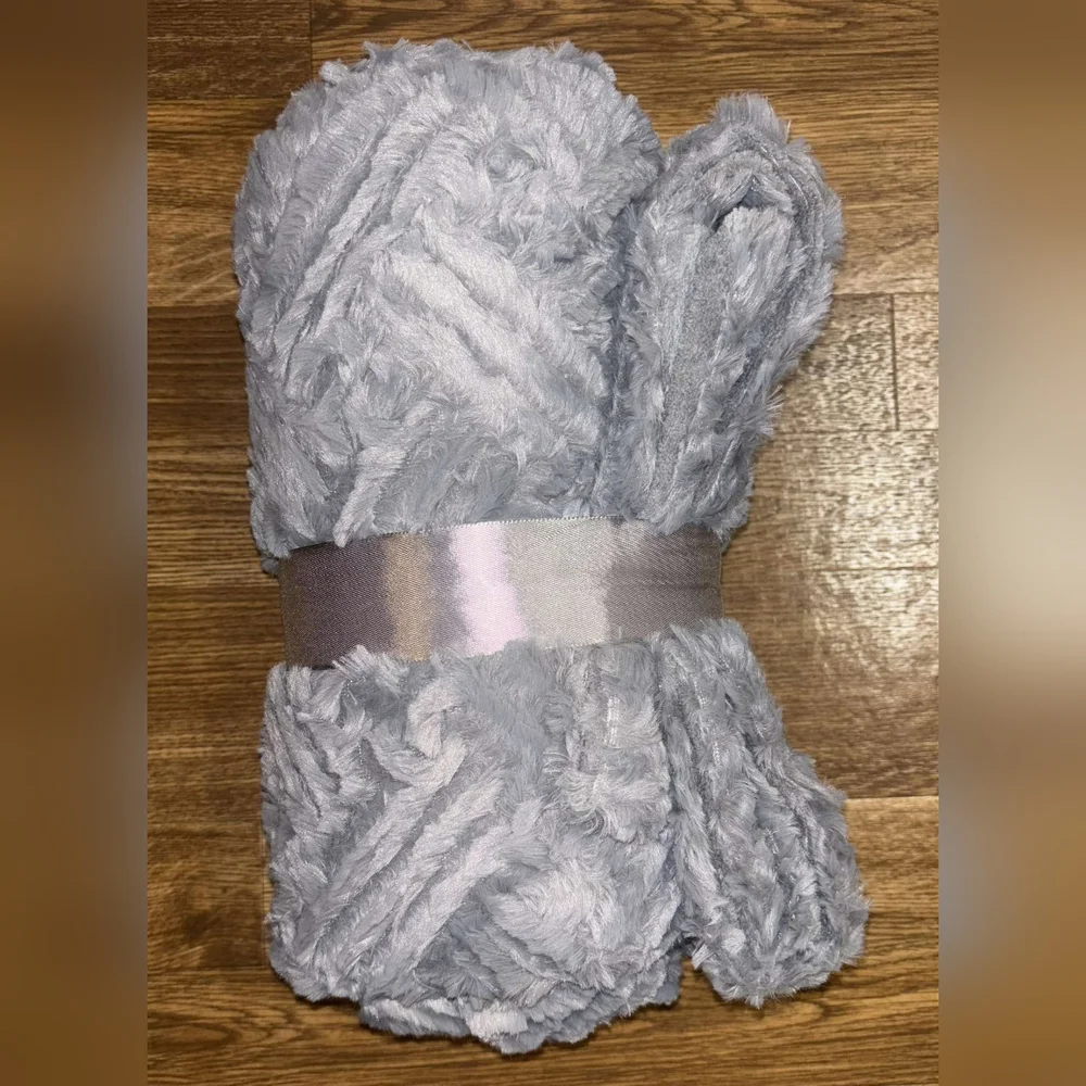 Limited edition soft gray plush throw - Picture 4 of 17